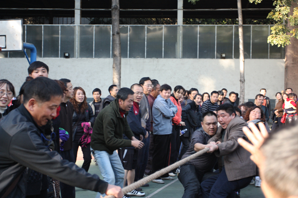 学校举办庆元旦职工趣味运动会