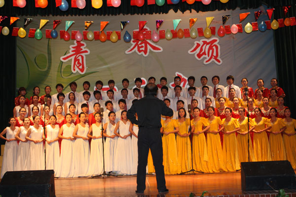 学院举行“我爱美丽祖国，献礼十八大”大合唱晚会