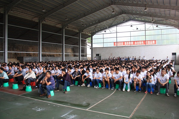 学院隆重举行2013级新生开学典礼
