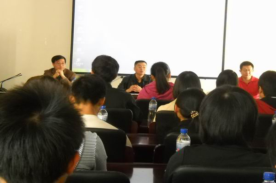 举办文学讲座