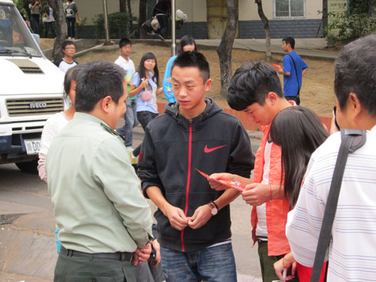 吸引适龄学生报名应征