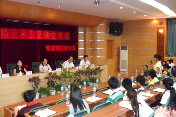 学院举行2010年上半年院长学生互动交流会