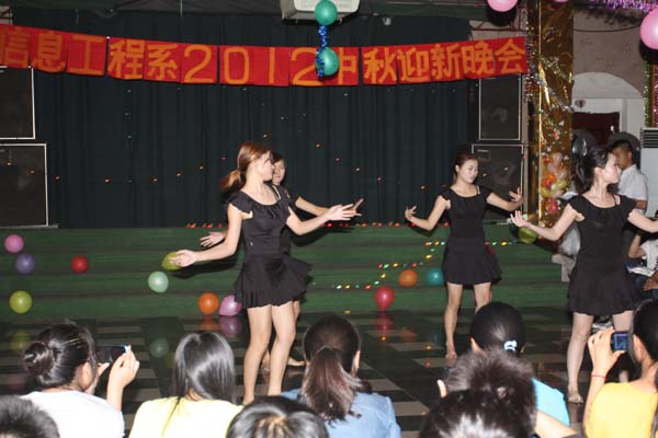 学院各系部举行联欢晚会，共度中秋、国庆佳节