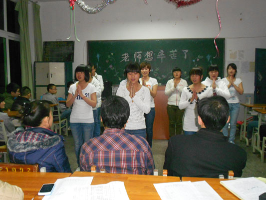 管理工程系举行“尊师先行”主题班会活动