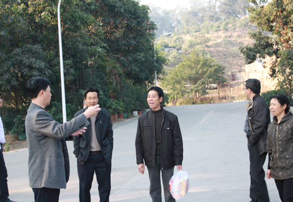 党委书记、院长许志军春节走访慰问在岗职工
