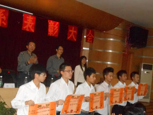 机械工程系第一学生党支部召开学期表彰大会