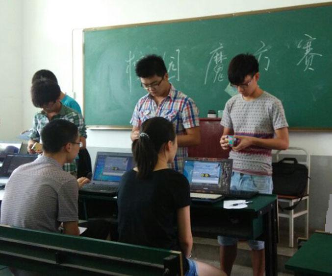 学院团委举办首届校园“魔方赛”