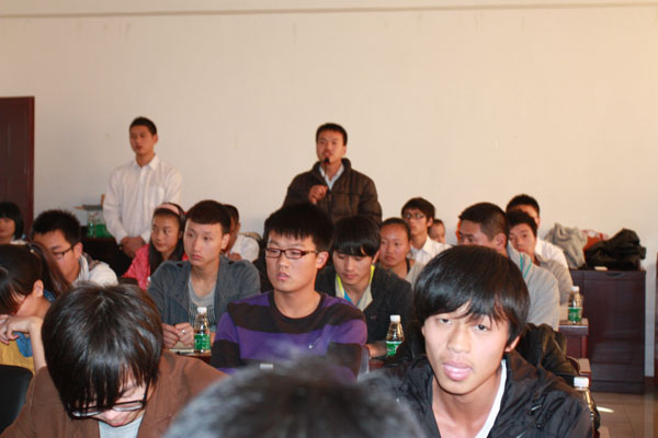学院2012年度“院长学生互动交流会”举行