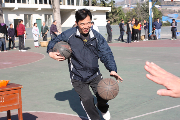 学校举办庆元旦职工趣味运动会