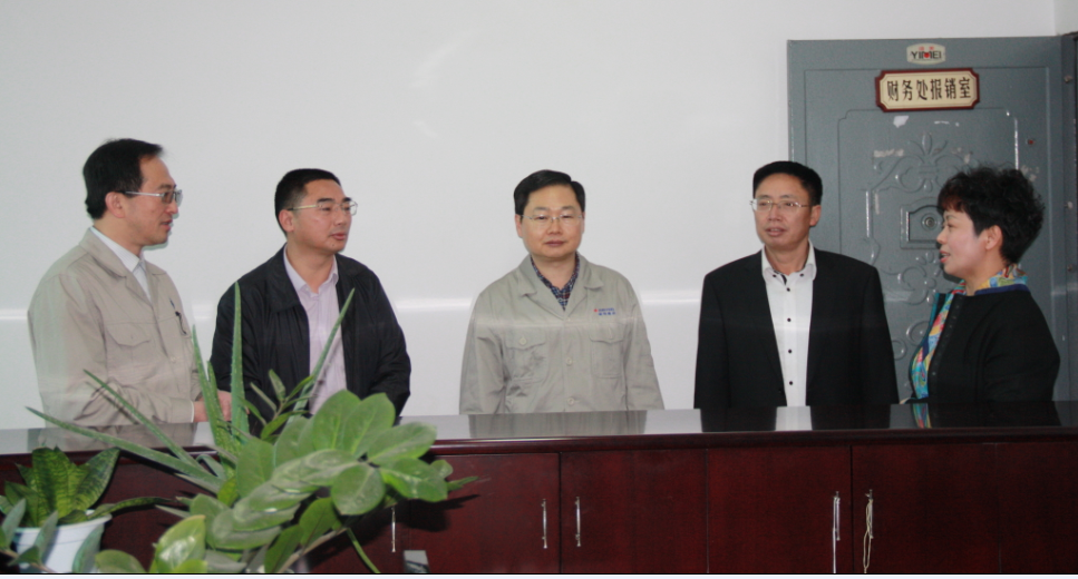 攀钢集团公司领导走访慰问学院职工