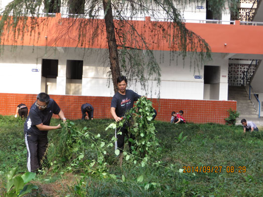 学院管理部门举行义务劳动