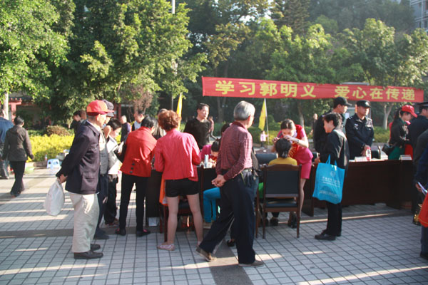 学院青年志愿者便民服务活动受欢迎