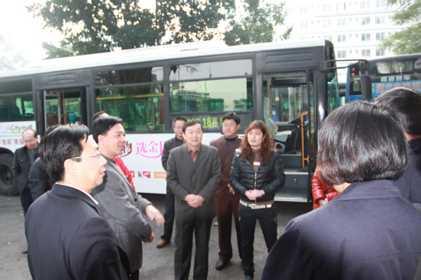 党委书记、院长许志军春节走访慰问在岗职工