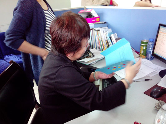 信息工程系学生党支部为该系女教师送上节日祝福