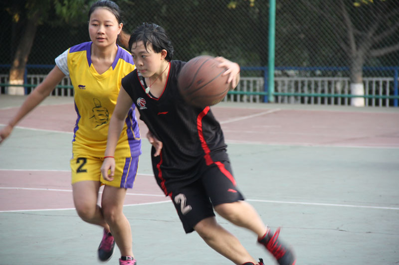 篮球竞技品味青春魅力   运动之美传送校园和谐