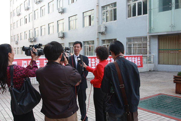 学院组织集中收看十八大开幕式
