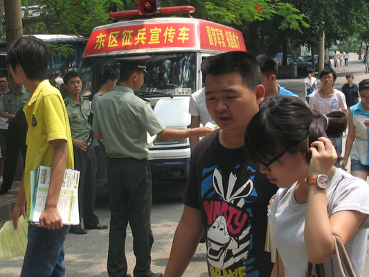 市东区人武部专程到学院进行征兵宣传