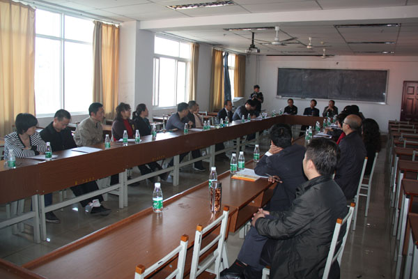 审议《工作报告》、共商学校改革发展大计