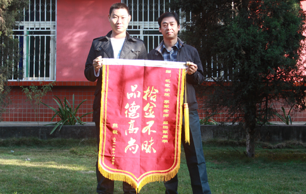 阳光润万物，育人德为先