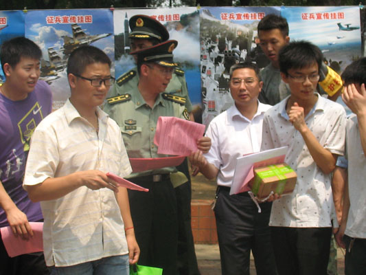 市东区人武部专程到学院进行征兵宣传