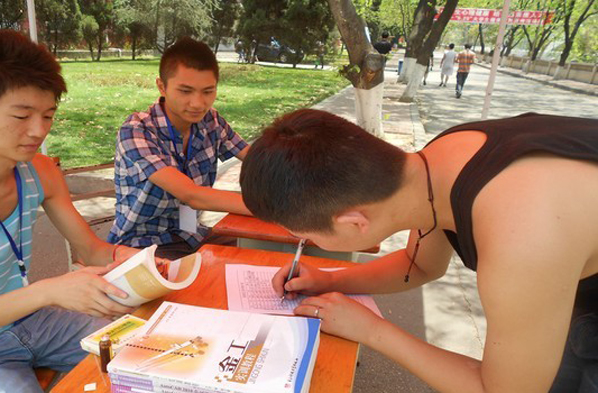 学院组织“爱心捐书”活动