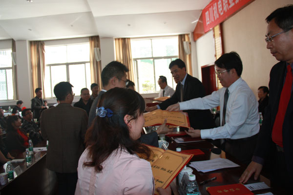 学校表彰2013年度先进集体和先进个人