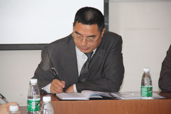 审议《工作报告》、共商学校改革发展大计