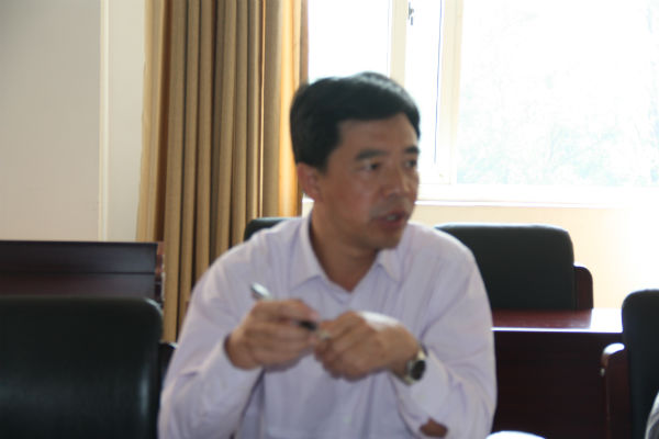 院党委举行扩大中心组学习会
