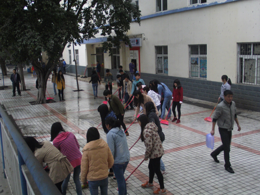 学院学工系统在马家田校区组织开展义务劳动迎新年